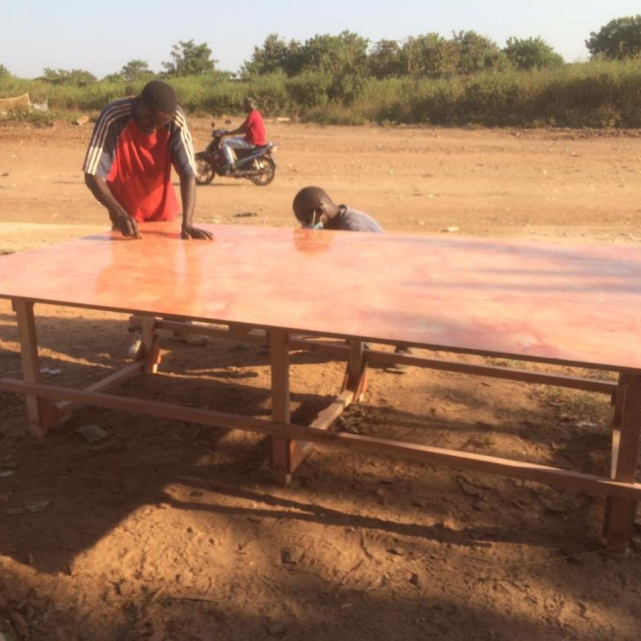 Building of a handcrafted table in Senegal